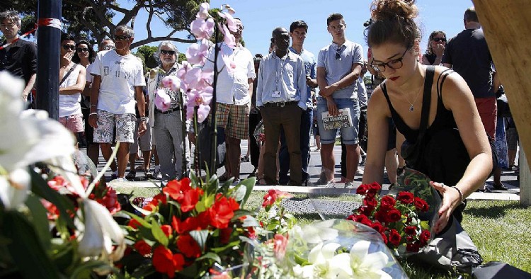 Diversas pessoas prestaram homenagens as vítimas do atentado em Nice na França. Foto: Reprodução.